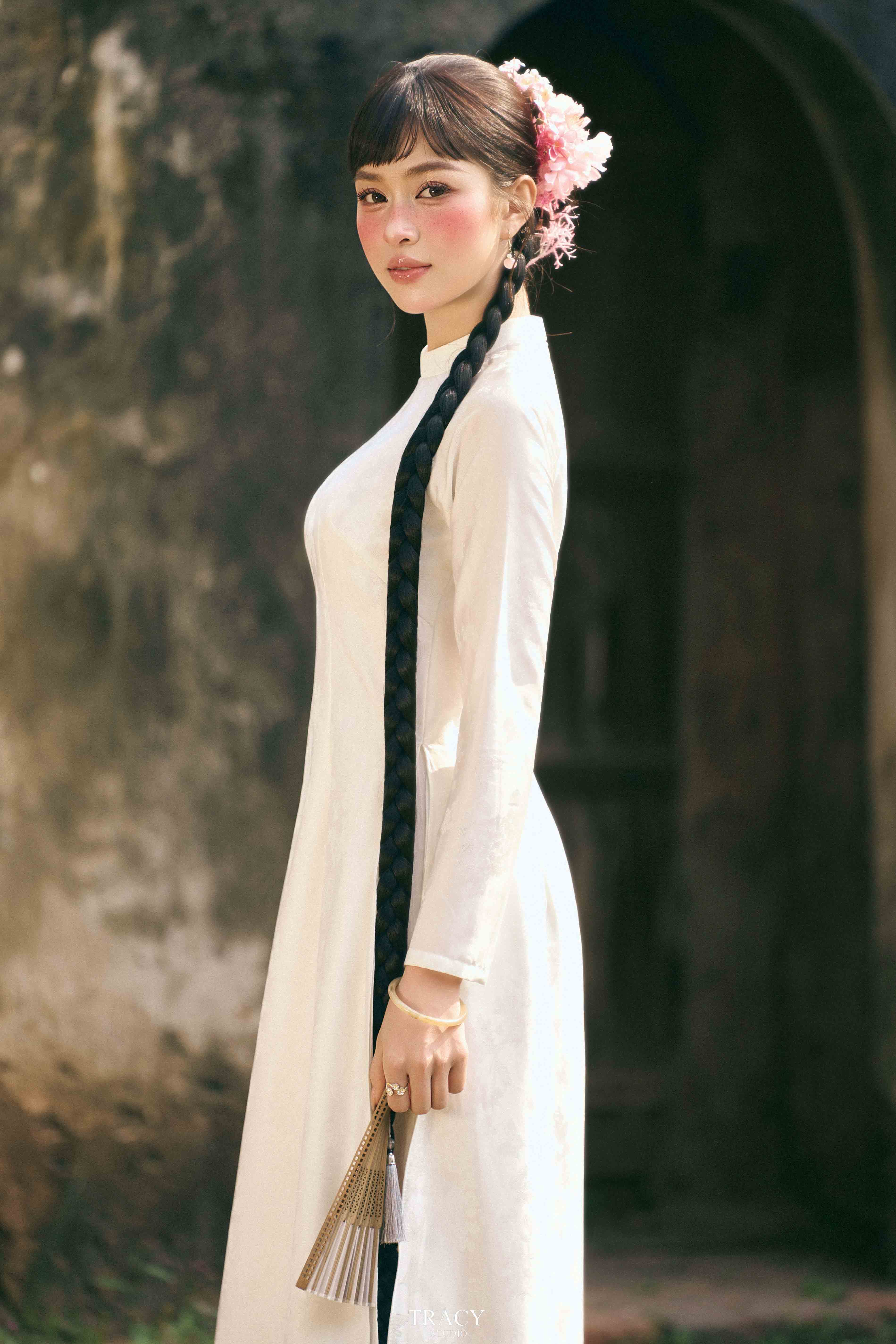 frontend/img/gallery/anh-tet-yem-ao-dai/tracy-studio-chup-concept-ao-dai-chu-oanh (1).jpg
